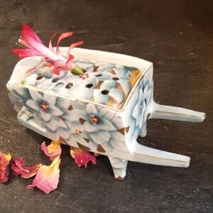 MID CENTURY💎SHOFU CHINA Wheelbarrow with FLOWER FROG Blue Floral Ceramic Vase